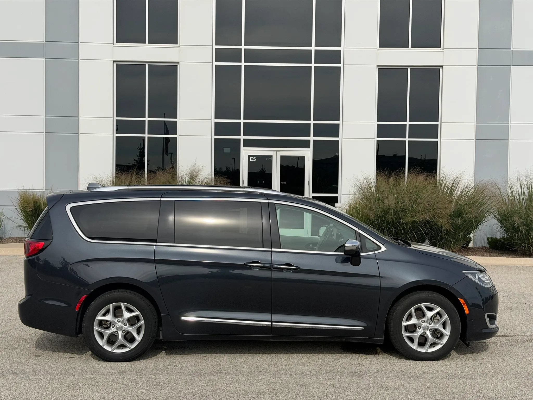 Used 2020 Chrysler Pacifica Limited FWD image 4