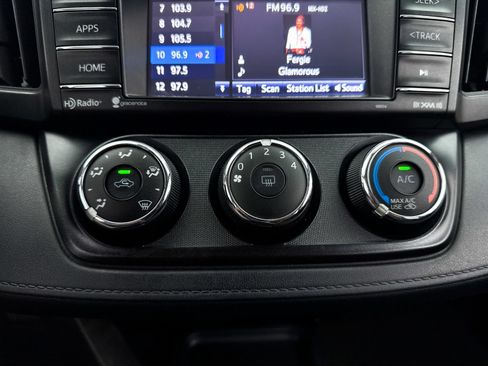Used 2017 Toyota RAV4 LE FWD image 22