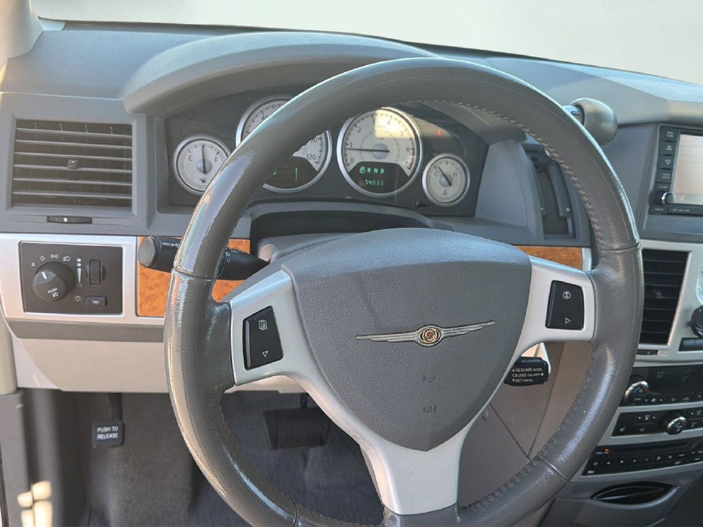 Used 2010 Chrysler Town & Country Limited w/ Entertainment Group #3 FWD image 19