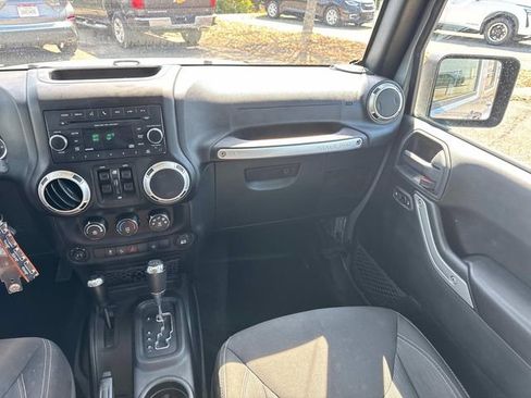 Used 2018 Jeep Wrangler Unlimited Sahara w/ Connectivity Group AWD/4WD image 19