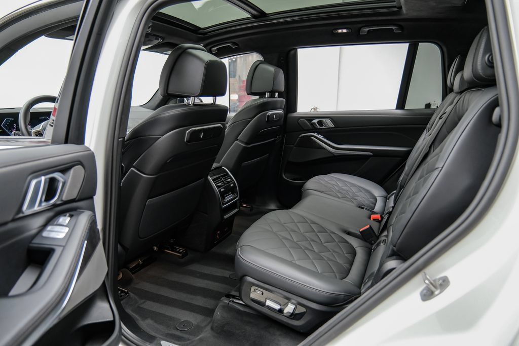 Used 2025 BMW X7 xDrive40i AWD/4WD image 45