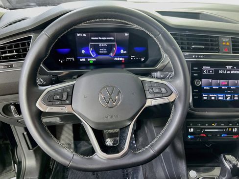 Used 2023 Volkswagen Tiguan SE AWD/4WD image 11