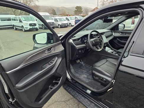 Used 2024 Jeep Grand Cherokee Limited w/ Luxury Tech Group II image 20