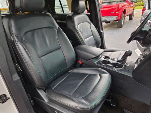 Used 2017 Ford Explorer XLT w/ Equipment Group 202A FWD image 48