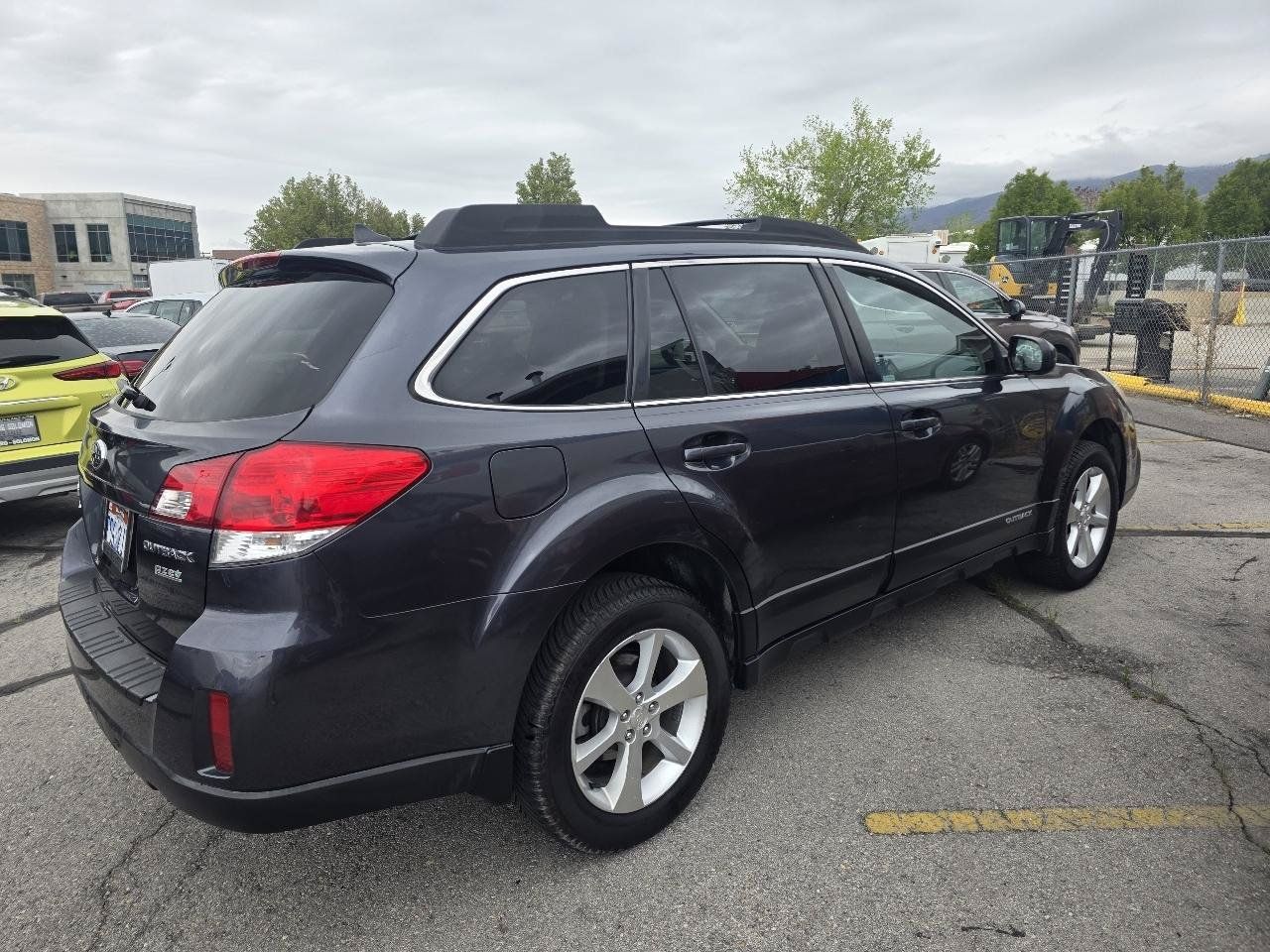Used 2013 Subaru Outback 2.5i Limited w/ Moonroof Pkg AWD/4WD image 5