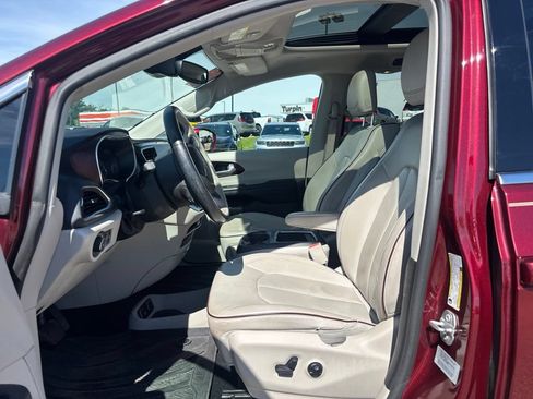 Used 2018 Chrysler Pacifica Limited w/ Tire & Wheel Group FWD image 11