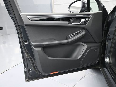 Certified 2025 Porsche Macan image 15
