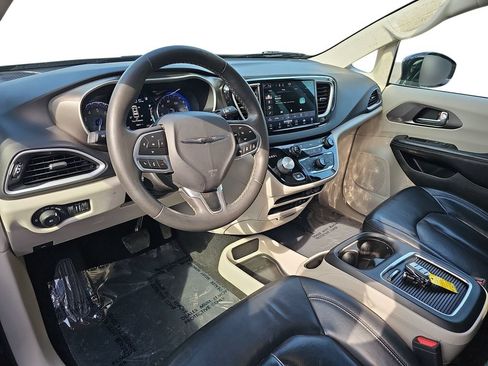 Used 2022 Chrysler Pacifica Touring-L FWD image 16