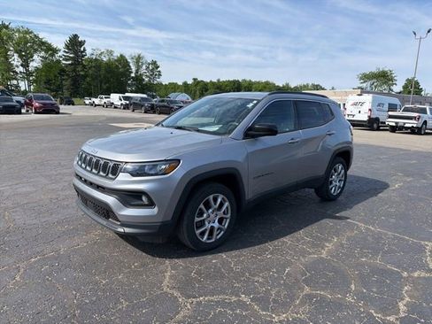 Used 2023 Jeep Compass Latitude AWD/4WD image 4