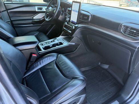 Certified 2022 Ford Explorer Platinum w/ Equipment Group 601A image 18