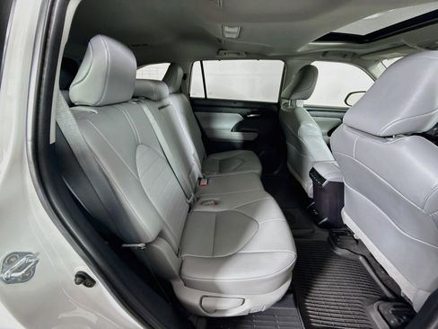 Used 2023 Toyota Highlander XLE AWD/4WD image 29