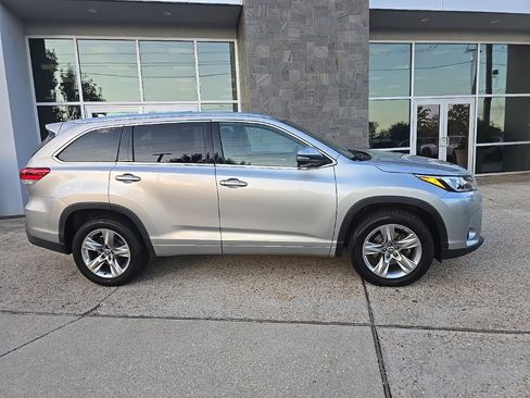Used 2018 Toyota Highlander Limited image 2