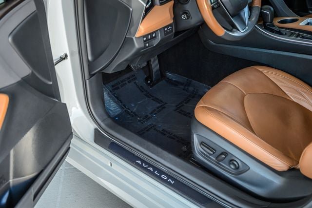 Used 2019 Toyota Avalon Limited FWD image 21