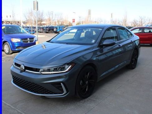 Used 2025 Volkswagen Jetta SE w/ Sunroof Package image 3