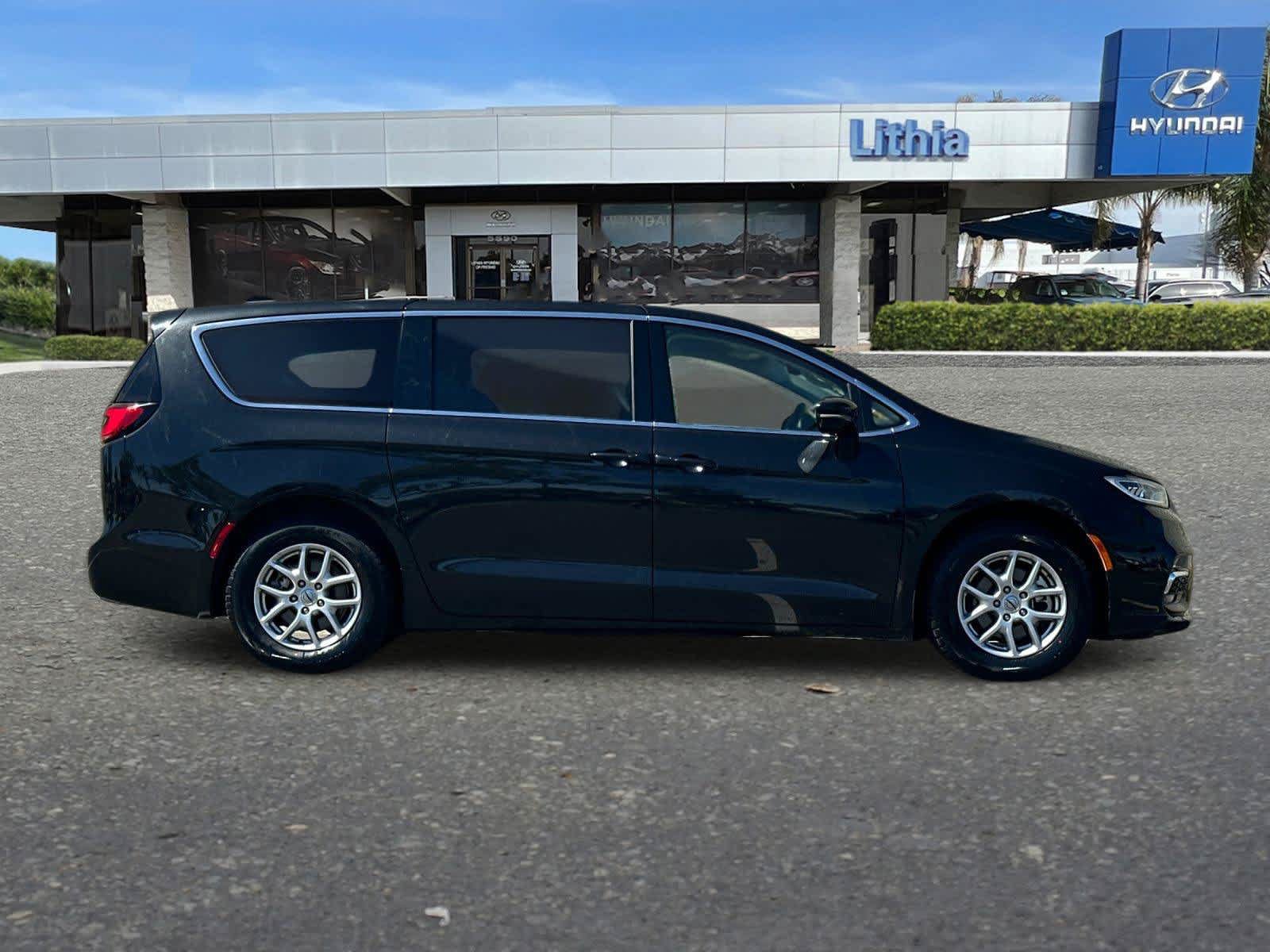 Used 2024 Chrysler Pacifica Touring-L FWD image 9