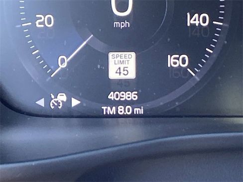 Used 2022 Volvo XC40 T5 R-Design w/ Advanced Package image 27