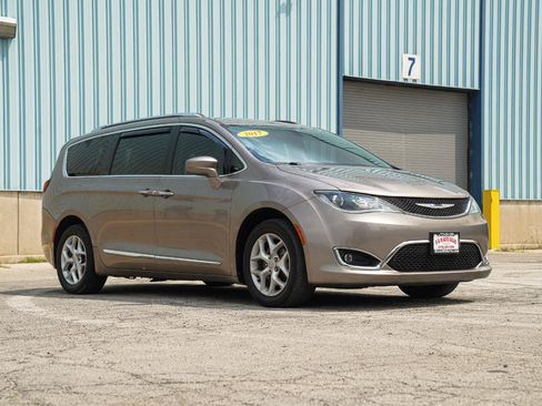 Used 2017 Chrysler Pacifica Touring-L Plus w/ Tire & Wheel Group FWD image 4