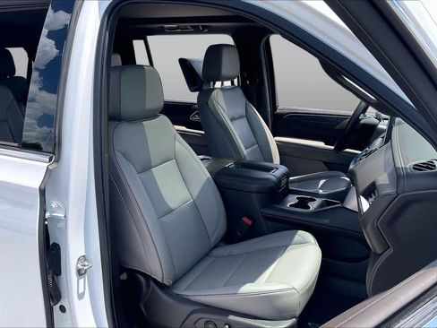 Used 2021 GMC Yukon XL SLT w/ SLT Premium Package RWD image 9