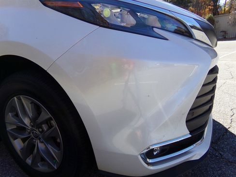 Used 2024 Toyota Sienna XLE image 5