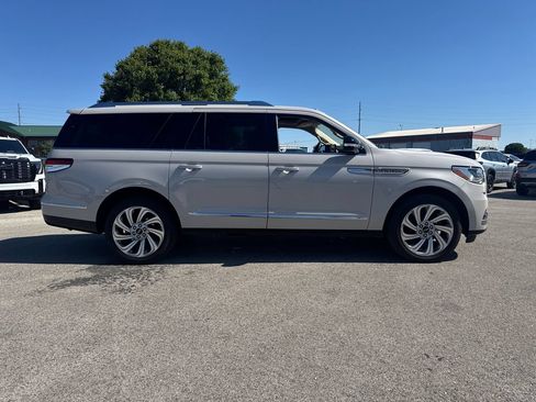 Used 2024 Lincoln Navigator L Reserve AWD/4WD image 7