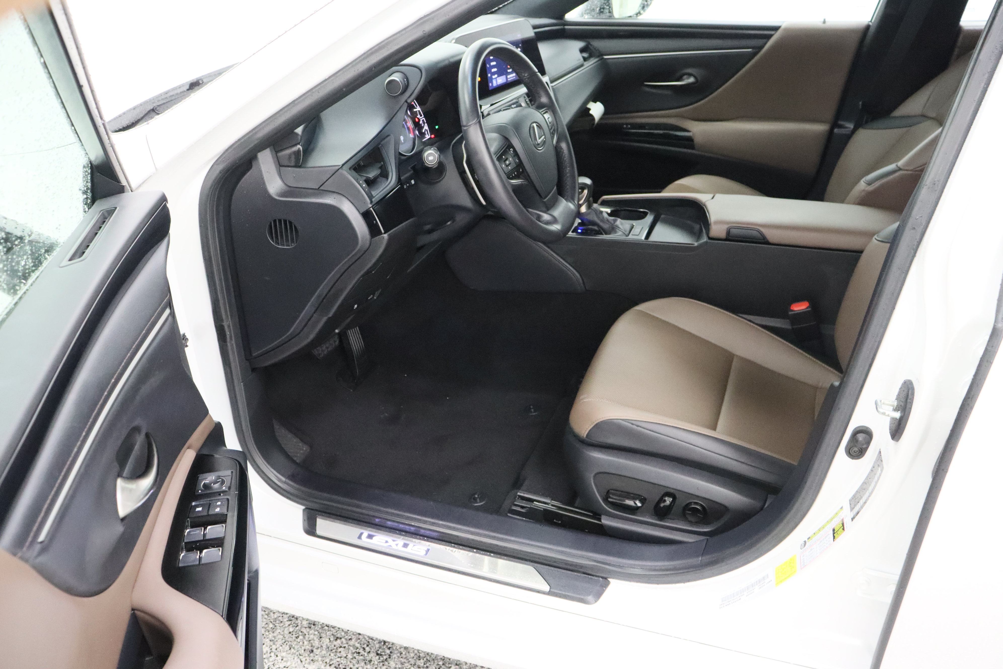 Used 2024 Lexus ES 350 w/ Accessory Package (Z1) FWD image 14