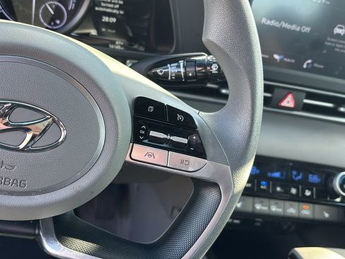 Used 2022 Hyundai Elantra Blue image 18