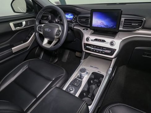 Used 2023 Ford Explorer XLT w/ Equipment Group 202A AWD/4WD image 19