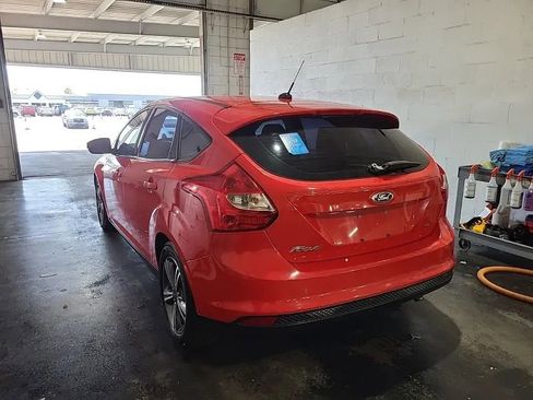 Used 2014 Ford Focus SE w/ SE Sport Package FWD image 3