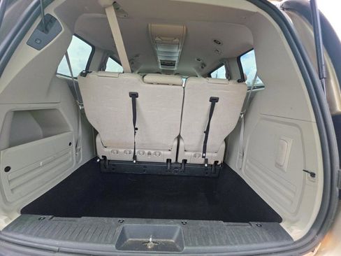 Used 2013 Chrysler Town & Country Touring FWD image 17
