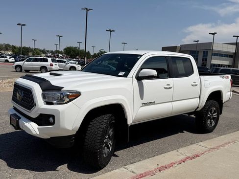 Used 2019 Toyota Tacoma TRD Sport w/ Technology Package AWD/4WD image 4