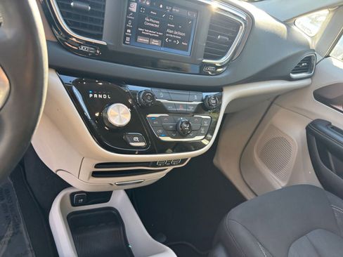 Used 2023 Chrysler Voyager LX image 43