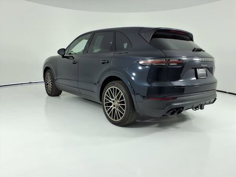 Certified 2023 Porsche Cayenne Platinum Edition image 3