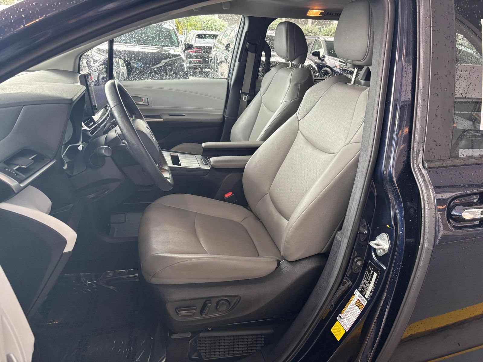 Used 2025 Toyota Sienna XLE FWD image 39