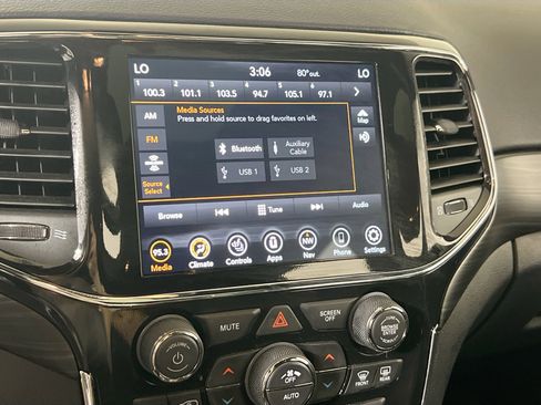 Used 2022 Jeep Grand Cherokee Laredo X image 15