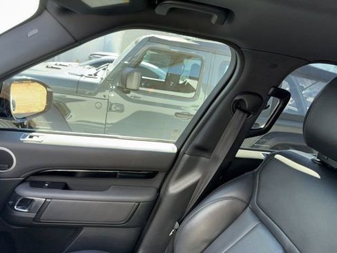Used 2019 Land Rover Discovery SE image 10