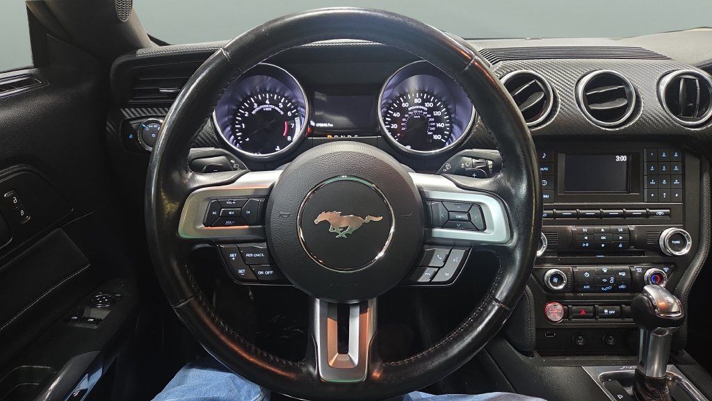 Used 2018 Ford Mustang Coupe RWD image 9