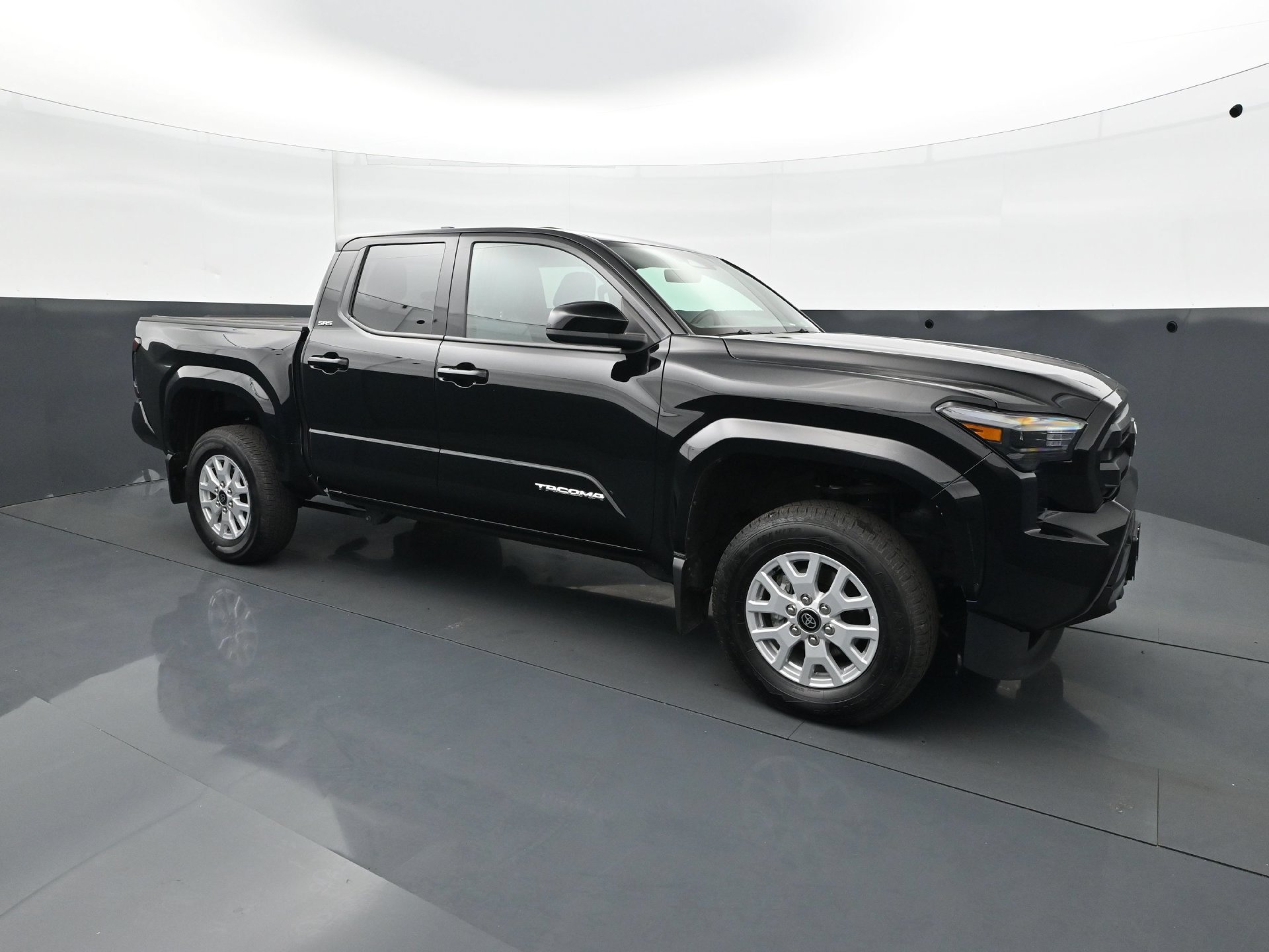 Used 2025 Toyota Tacoma SR5 AWD/4WD image 9