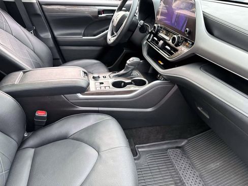 Used 2024 Toyota Highlander Platinum image 8
