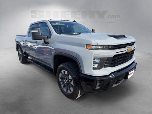 Used 2024 Chevrolet Silverado 2500 Custom w/ Custom Value Package image 2