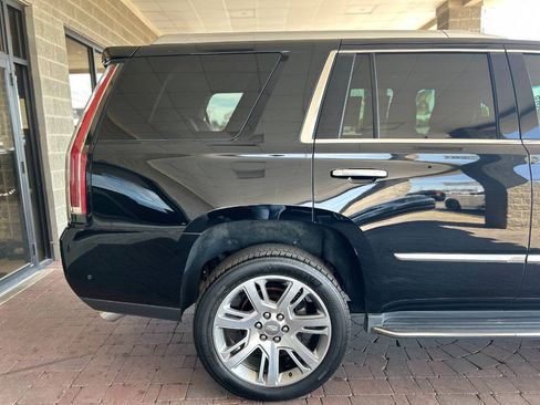 Used 2017 Cadillac Escalade Luxury AWD/4WD image 17
