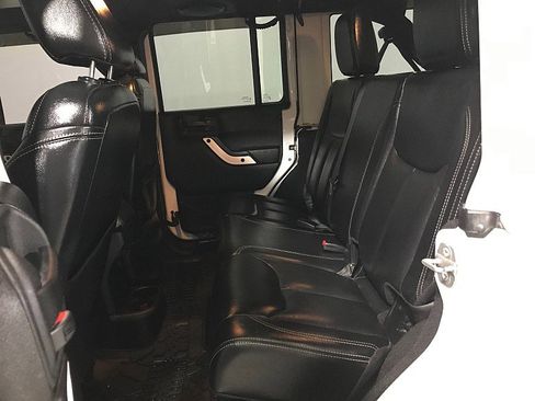 Used 2014 Jeep Wrangler Unlimited Sahara image 17