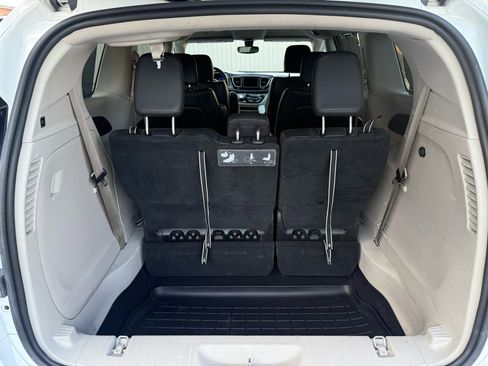 Used 2020 Chrysler Pacifica Touring-L image 22