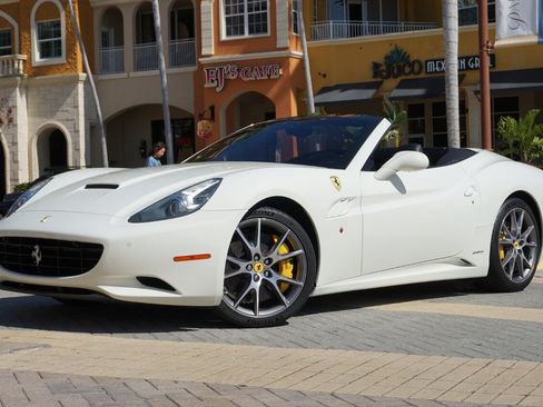 Used 2014 Ferrari California RWD image 9