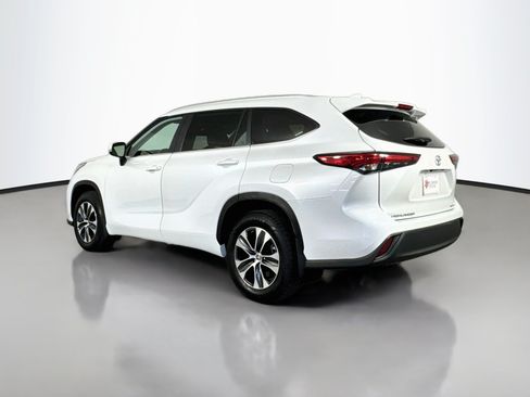 Used 2023 Toyota Highlander XLE AWD/4WD image 5