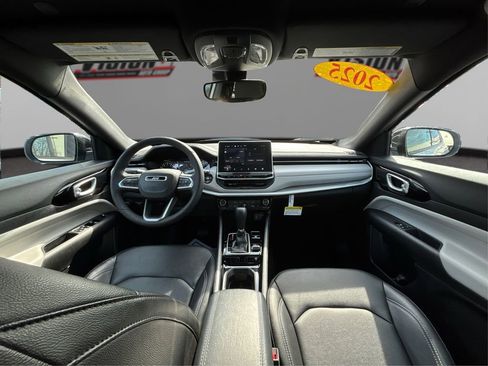 Used 2025 Jeep Compass Limited image 24