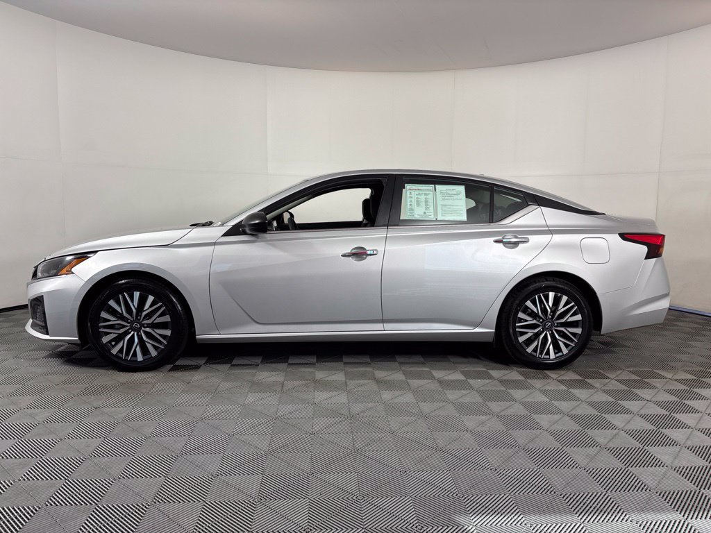 Used 2025 Nissan Altima 2.5 SV FWD image 15