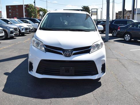 Used 2020 Toyota Sienna LE image 2