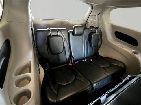 Used 2024 Chrysler Pacifica Touring-L FWD image 25