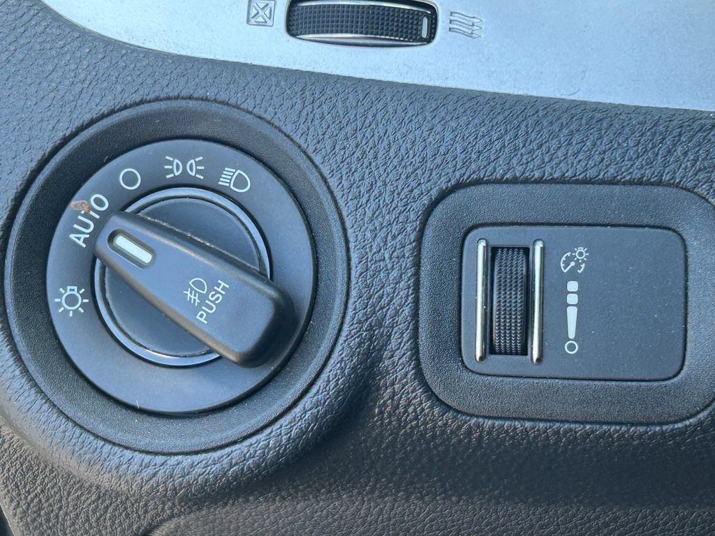 Used 2018 Dodge Journey SXT w/ Connectivity Group FWD image 24
