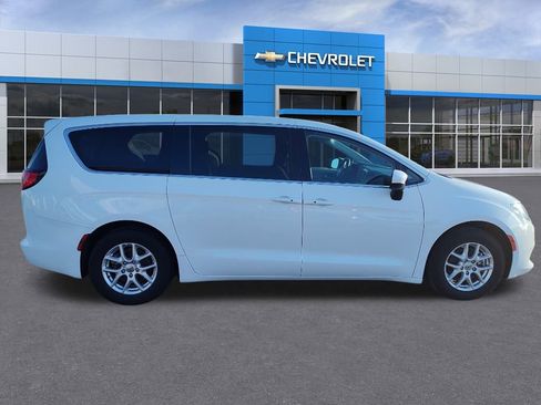 Used 2023 Chrysler Voyager LX image 5